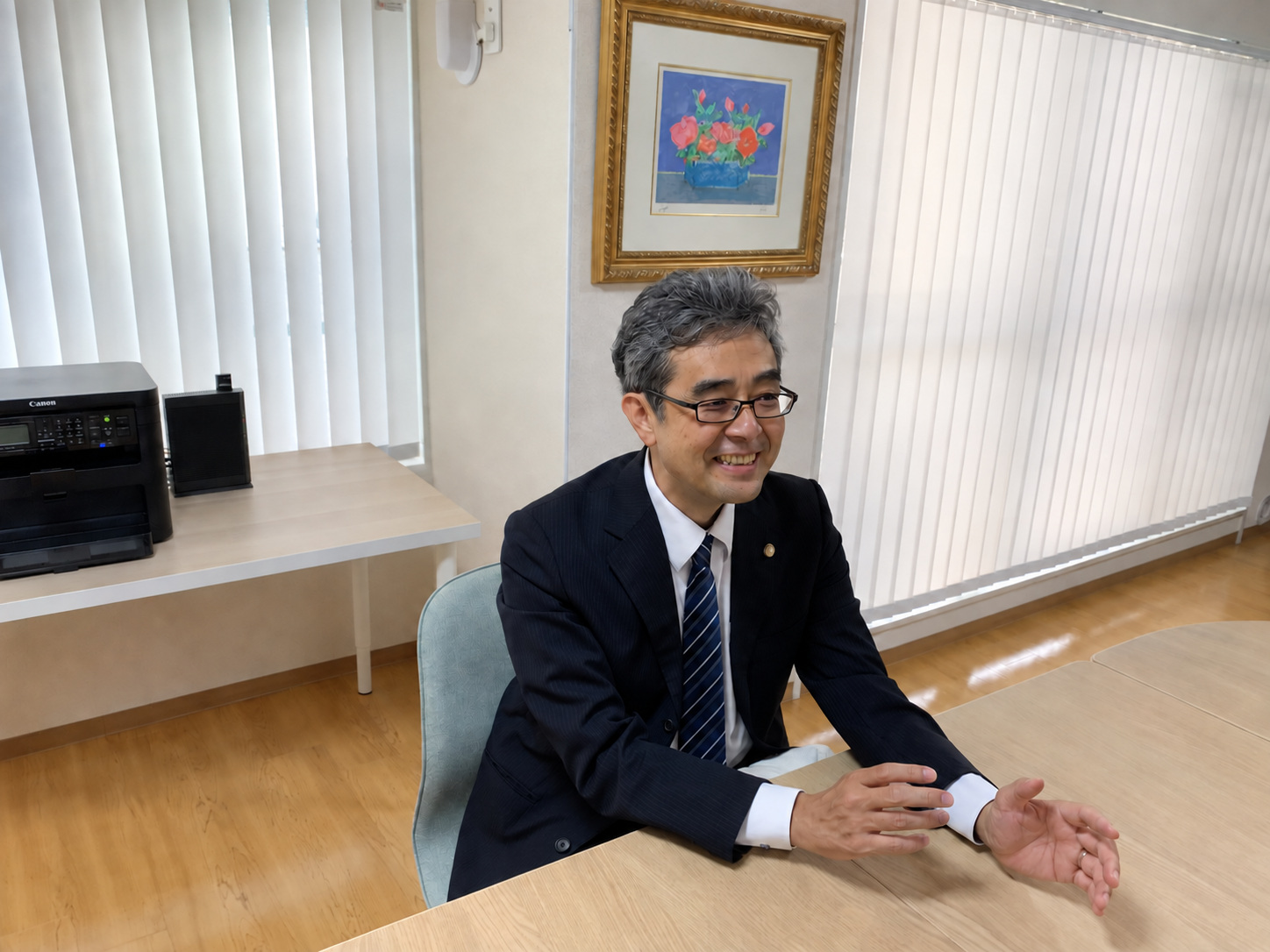 笑顔で話をする杉山弘剛弁護士