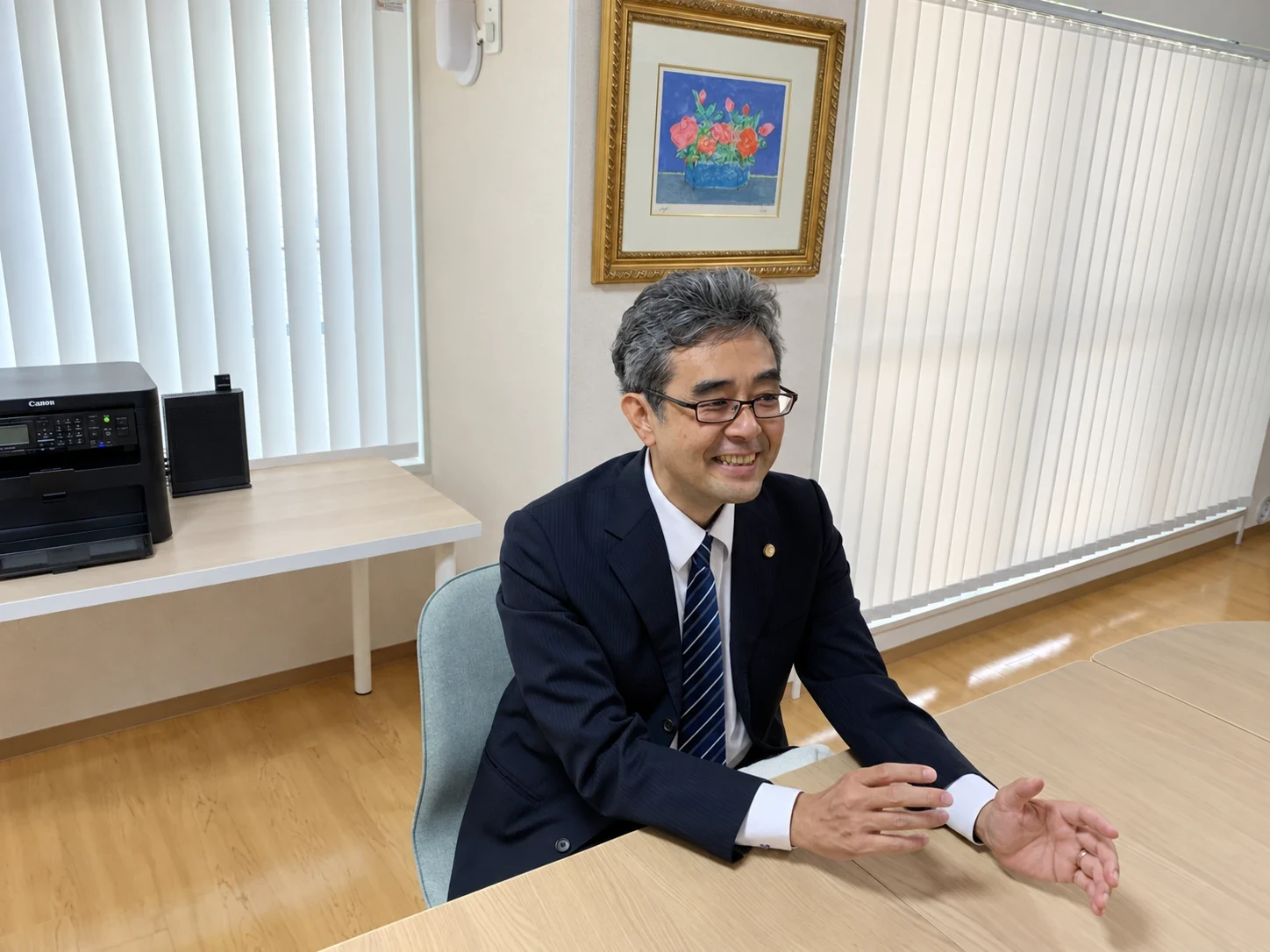 事務所内で話す杉山弘剛