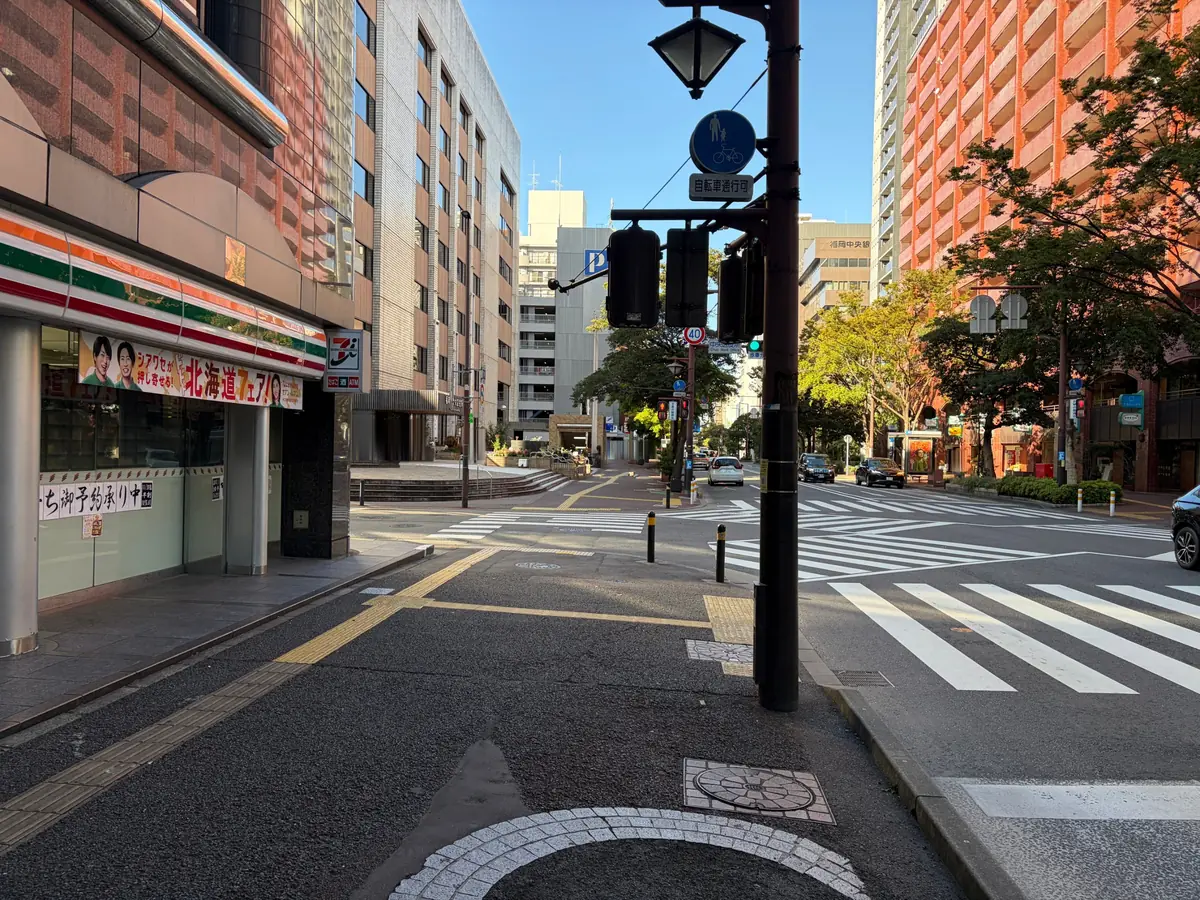 明治通り沿いのセブンイレブンの角